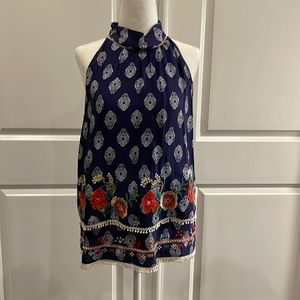 Print sleeveless blouse w embroidery detail